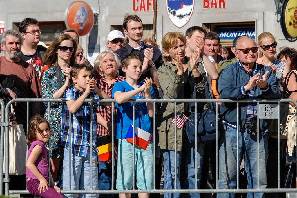 Svobodu navždy dnes Plzeňanům popřál americký veterán Earl Ingram, nadporučík 2. pěší divize. Jako zástupce amerických a belgických veteránů, kteří před 71 lety osvobozovali Plzeň, promluvil při hlavním vzpomínkovém aktu plzeňských Slavností svobody. Ten se letos konal u památníku G. S. Pattona, ceremoniál sledovalo kolem 400 lidí. Při setkání promluvili vedle primátora města Plzně Martina Zrzaveckého i další významní hosté, například velvyslanec Spojených států amerických v České republice J. E. Andrew Hirsch Schapiro. (foto: 6.5.2016)