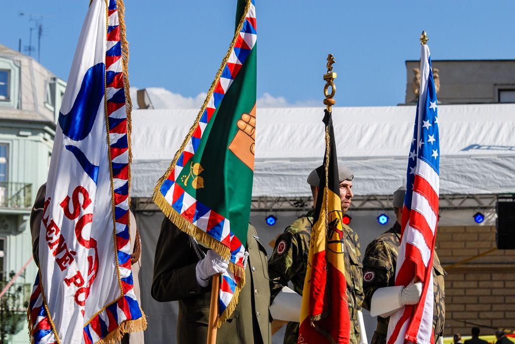 Svobodu navždy dnes Plzeňanům popřál americký veterán Earl Ingram, nadporučík 2. pěší divize. Jako zástupce amerických a belgických veteránů, kteří před 71 lety osvobozovali Plzeň, promluvil při hlavním vzpomínkovém aktu plzeňských Slavností svobody. Ten se letos konal u památníku G. S. Pattona, ceremoniál sledovalo kolem 400 lidí. Při setkání promluvili vedle primátora města Plzně Martina Zrzaveckého i další významní hosté, například velvyslanec Spojených států amerických v České republice J. E. Andrew Hirsch Schapiro. (foto: 6.5.2016)