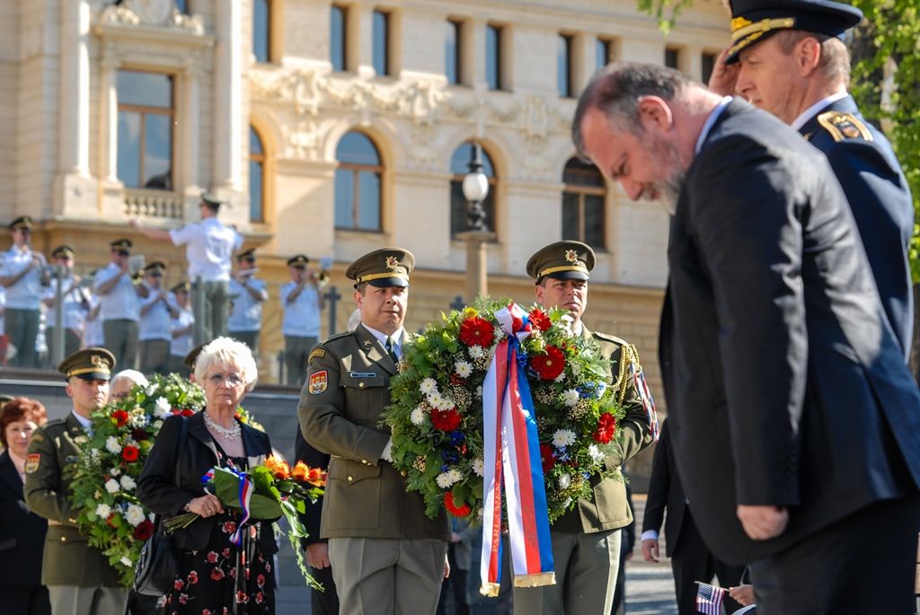 Svobodu navždy dnes Plzeňanům popřál americký veterán Earl Ingram, nadporučík 2. pěší divize. Jako zástupce amerických a belgických veteránů, kteří před 71 lety osvobozovali Plzeň, promluvil při hlavním vzpomínkovém aktu plzeňských Slavností svobody. Ten se letos konal u památníku G. S. Pattona, ceremoniál sledovalo kolem 400 lidí. Při setkání promluvili vedle primátora města Plzně Martina Zrzaveckého i další významní hosté, například velvyslanec Spojených států amerických v České republice J. E. Andrew Hirsch Schapiro. (foto: 6.5.2016)