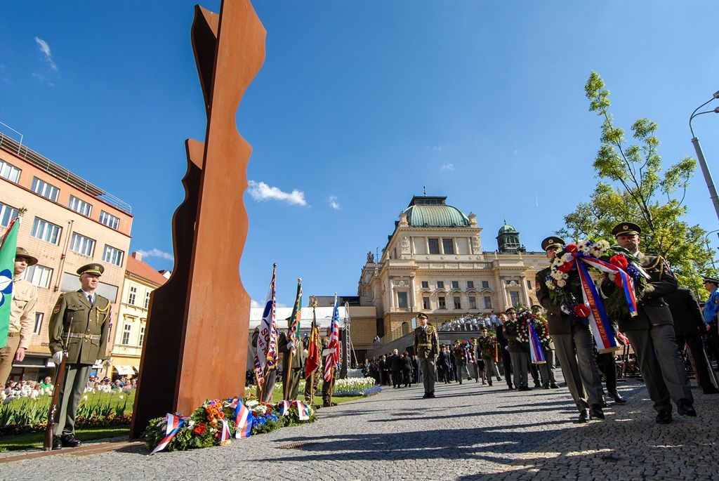 Svobodu navždy dnes Plzeňanům popřál americký veterán Earl Ingram, nadporučík 2. pěší divize. Jako zástupce amerických a belgických veteránů, kteří před 71 lety osvobozovali Plzeň, promluvil při hlavním vzpomínkovém aktu plzeňských Slavností svobody. Ten se letos konal u památníku G. S. Pattona, ceremoniál sledovalo kolem 400 lidí. Při setkání promluvili vedle primátora města Plzně Martina Zrzaveckého i další významní hosté, například velvyslanec Spojených států amerických v České republice J. E. Andrew Hirsch Schapiro. (foto: 6.5.2016)