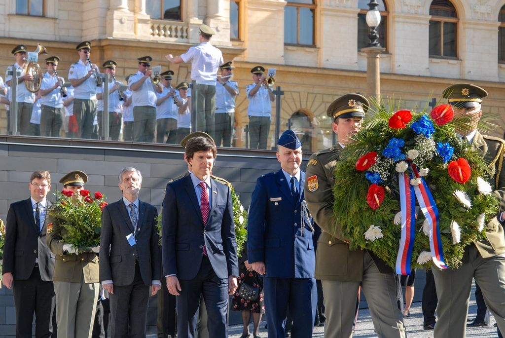Svobodu navždy dnes Plzeňanům popřál americký veterán Earl Ingram, nadporučík 2. pěší divize. Jako zástupce amerických a belgických veteránů, kteří před 71 lety osvobozovali Plzeň, promluvil při hlavním vzpomínkovém aktu plzeňských Slavností svobody. Ten se letos konal u památníku G. S. Pattona, ceremoniál sledovalo kolem 400 lidí. Při setkání promluvili vedle primátora města Plzně Martina Zrzaveckého i další významní hosté, například velvyslanec Spojených států amerických v České republice J. E. Andrew Hirsch Schapiro. (foto: 6.5.2016)