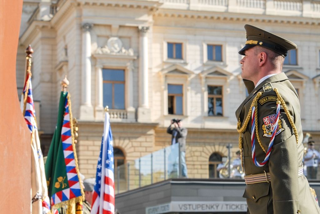 Svobodu navždy dnes Plzeňanům popřál americký veterán Earl Ingram, nadporučík 2. pěší divize. Jako zástupce amerických a belgických veteránů, kteří před 71 lety osvobozovali Plzeň, promluvil při hlavním vzpomínkovém aktu plzeňských Slavností svobody. Ten se letos konal u památníku G. S. Pattona, ceremoniál sledovalo kolem 400 lidí. Při setkání promluvili vedle primátora města Plzně Martina Zrzaveckého i další významní hosté, například velvyslanec Spojených států amerických v České republice J. E. Andrew Hirsch Schapiro. (foto: 6.5.2016)