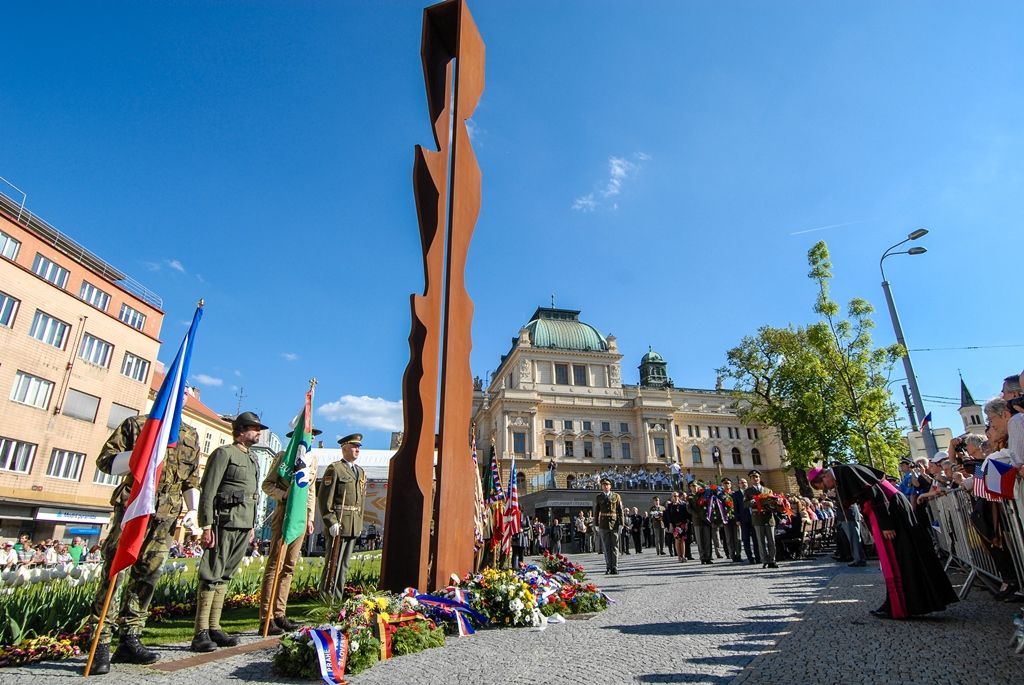 Svobodu navždy dnes Plzeňanům popřál americký veterán Earl Ingram, nadporučík 2. pěší divize. Jako zástupce amerických a belgických veteránů, kteří před 71 lety osvobozovali Plzeň, promluvil při hlavním vzpomínkovém aktu plzeňských Slavností svobody. Ten se letos konal u památníku G. S. Pattona, ceremoniál sledovalo kolem 400 lidí. Při setkání promluvili vedle primátora města Plzně Martina Zrzaveckého i další významní hosté, například velvyslanec Spojených států amerických v České republice J. E. Andrew Hirsch Schapiro. (foto: 6.5.2016)