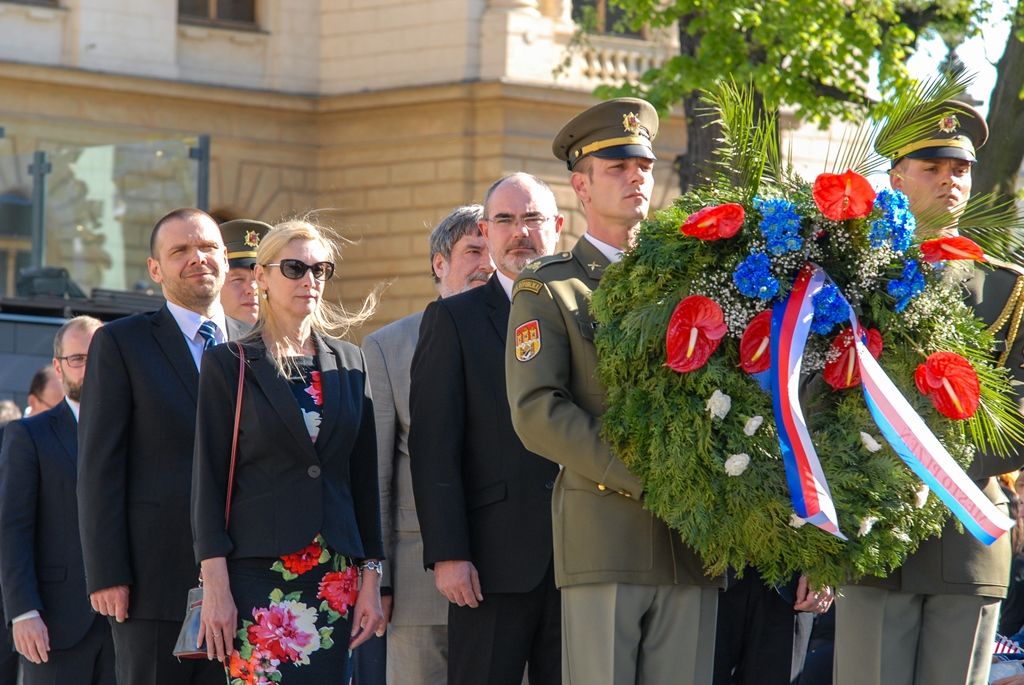 Svobodu navždy dnes Plzeňanům popřál americký veterán Earl Ingram, nadporučík 2. pěší divize. Jako zástupce amerických a belgických veteránů, kteří před 71 lety osvobozovali Plzeň, promluvil při hlavním vzpomínkovém aktu plzeňských Slavností svobody. Ten se letos konal u památníku G. S. Pattona, ceremoniál sledovalo kolem 400 lidí. Při setkání promluvili vedle primátora města Plzně Martina Zrzaveckého i další významní hosté, například velvyslanec Spojených států amerických v České republice J. E. Andrew Hirsch Schapiro. (foto: 6.5.2016)