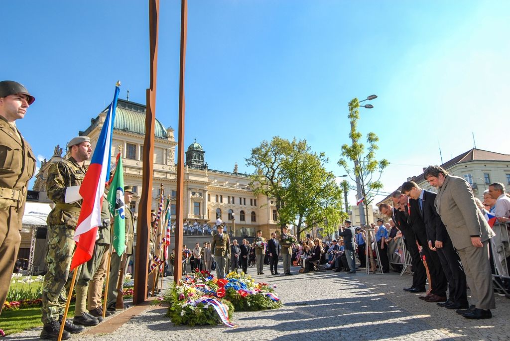 Svobodu navždy dnes Plzeňanům popřál americký veterán Earl Ingram, nadporučík 2. pěší divize. Jako zástupce amerických a belgických veteránů, kteří před 71 lety osvobozovali Plzeň, promluvil při hlavním vzpomínkovém aktu plzeňských Slavností svobody. Ten se letos konal u památníku G. S. Pattona, ceremoniál sledovalo kolem 400 lidí. Při setkání promluvili vedle primátora města Plzně Martina Zrzaveckého i další významní hosté, například velvyslanec Spojených států amerických v České republice J. E. Andrew Hirsch Schapiro. (foto: 6.5.2016)