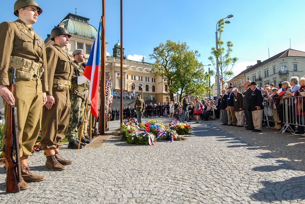 Svobodu navždy dnes Plzeňanům popřál americký veterán Earl Ingram, nadporučík 2. pěší divize. Jako zástupce amerických a belgických veteránů, kteří před 71 lety osvobozovali Plzeň, promluvil při hlavním vzpomínkovém aktu plzeňských Slavností svobody. Ten se letos konal u památníku G. S. Pattona, ceremoniál sledovalo kolem 400 lidí. Při setkání promluvili vedle primátora města Plzně Martina Zrzaveckého i další významní hosté, například velvyslanec Spojených států amerických v České republice J. E. Andrew Hirsch Schapiro. (foto: 6.5.2016)