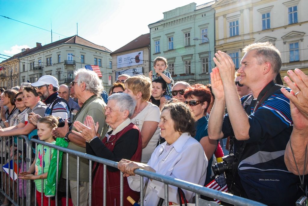 Svobodu navždy dnes Plzeňanům popřál americký veterán Earl Ingram, nadporučík 2. pěší divize. Jako zástupce amerických a belgických veteránů, kteří před 71 lety osvobozovali Plzeň, promluvil při hlavním vzpomínkovém aktu plzeňských Slavností svobody. Ten se letos konal u památníku G. S. Pattona, ceremoniál sledovalo kolem 400 lidí. Při setkání promluvili vedle primátora města Plzně Martina Zrzaveckého i další významní hosté, například velvyslanec Spojených států amerických v České republice J. E. Andrew Hirsch Schapiro. (foto: 6.5.2016)