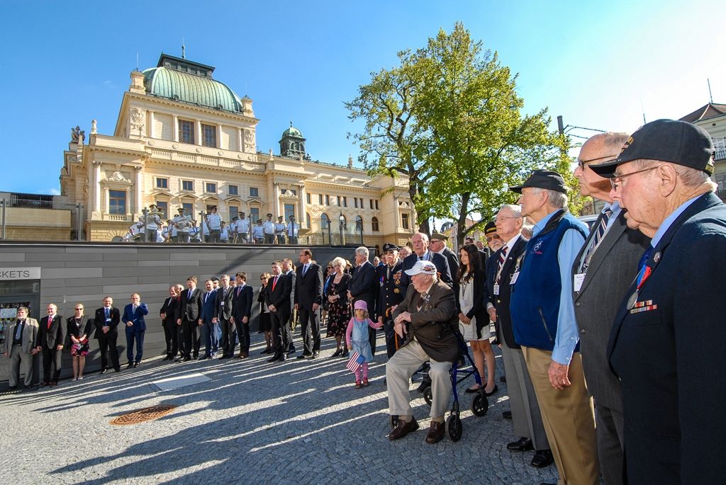 Svobodu navždy dnes Plzeňanům popřál americký veterán Earl Ingram, nadporučík 2. pěší divize. Jako zástupce amerických a belgických veteránů, kteří před 71 lety osvobozovali Plzeň, promluvil při hlavním vzpomínkovém aktu plzeňských Slavností svobody. Ten se letos konal u památníku G. S. Pattona, ceremoniál sledovalo kolem 400 lidí. Při setkání promluvili vedle primátora města Plzně Martina Zrzaveckého i další významní hosté, například velvyslanec Spojených států amerických v České republice J. E. Andrew Hirsch Schapiro. (foto: 6.5.2016)