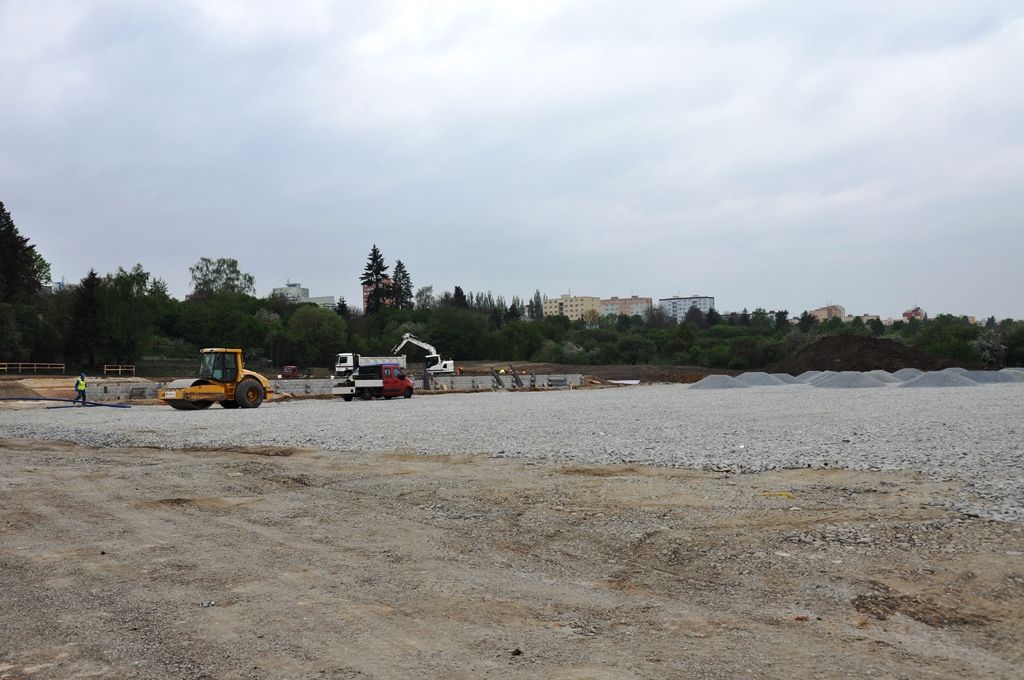 Hlavní hřiště, tréninkovou plochu i provozní objekt s kancelářemi, kabinami, šatnami a dalším zázemím včetně tribuny pro 300 lidí buduje ve Skvrňanech při výjezdu na Křimice město Plzeň. (foto: E. Kriegerová, 12.5.2016)