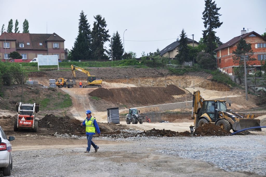 Hlavní hřiště, tréninkovou plochu i provozní objekt s kancelářemi, kabinami, šatnami a dalším zázemím včetně tribuny pro 300 lidí buduje ve Skvrňanech při výjezdu na Křimice město Plzeň. (foto: E. Kriegerová, 12.5.2016)