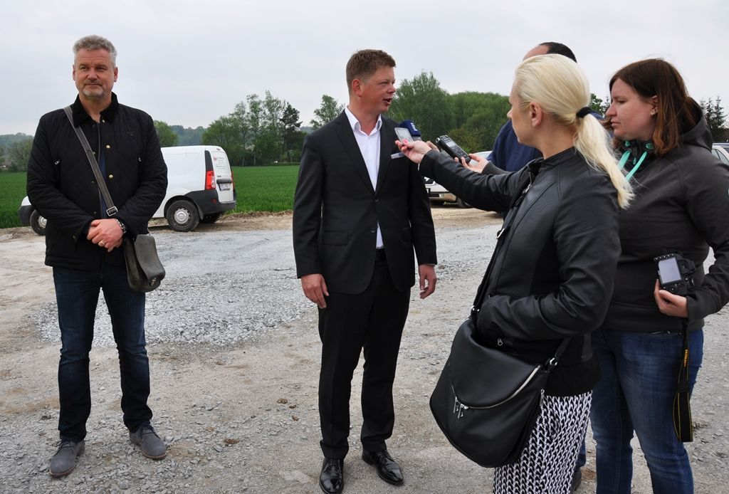 Hlavní hřiště, tréninkovou plochu i provozní objekt s kancelářemi, kabinami, šatnami a dalším zázemím včetně tribuny pro 300 lidí buduje ve Skvrňanech při výjezdu na Křimice město Plzeň. (foto: E. Kriegerová, 12.5.2016)