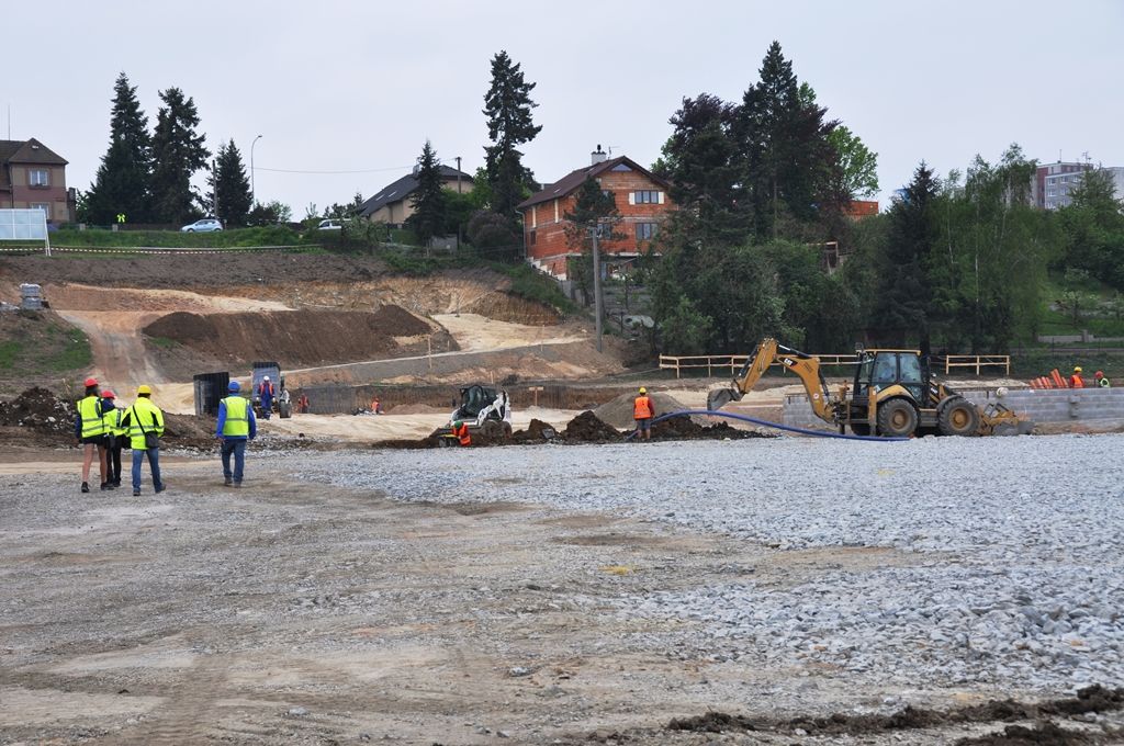 Hlavní hřiště, tréninkovou plochu i provozní objekt s kancelářemi, kabinami, šatnami a dalším zázemím včetně tribuny pro 300 lidí buduje ve Skvrňanech při výjezdu na Křimice město Plzeň. (foto: E. Kriegerová, 12.5.2016)