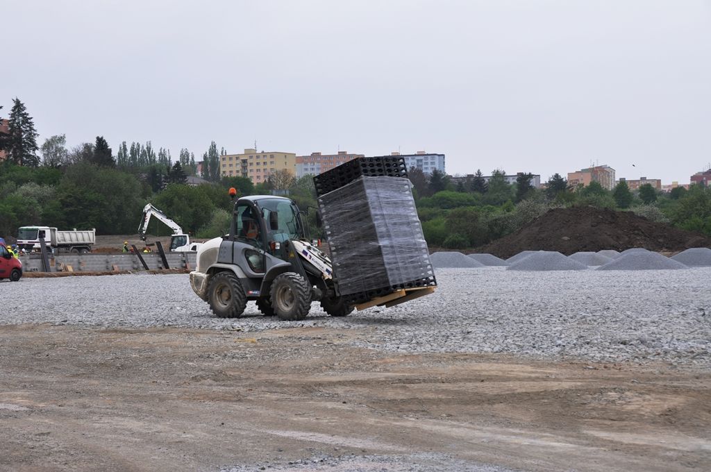 Hlavní hřiště, tréninkovou plochu i provozní objekt s kancelářemi, kabinami, šatnami a dalším zázemím včetně tribuny pro 300 lidí buduje ve Skvrňanech při výjezdu na Křimice město Plzeň. (foto: E. Kriegerová, 12.5.2016)