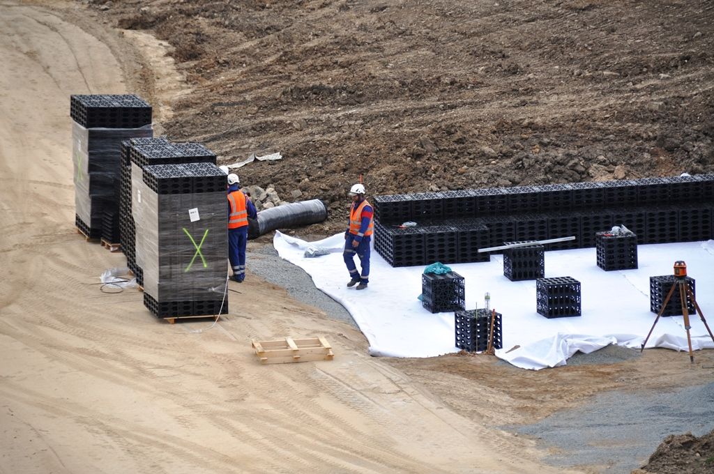 Hlavní hřiště, tréninkovou plochu i provozní objekt s kancelářemi, kabinami, šatnami a dalším zázemím včetně tribuny pro 300 lidí buduje ve Skvrňanech při výjezdu na Křimice město Plzeň. (foto: E. Kriegerová, 12.5.2016)