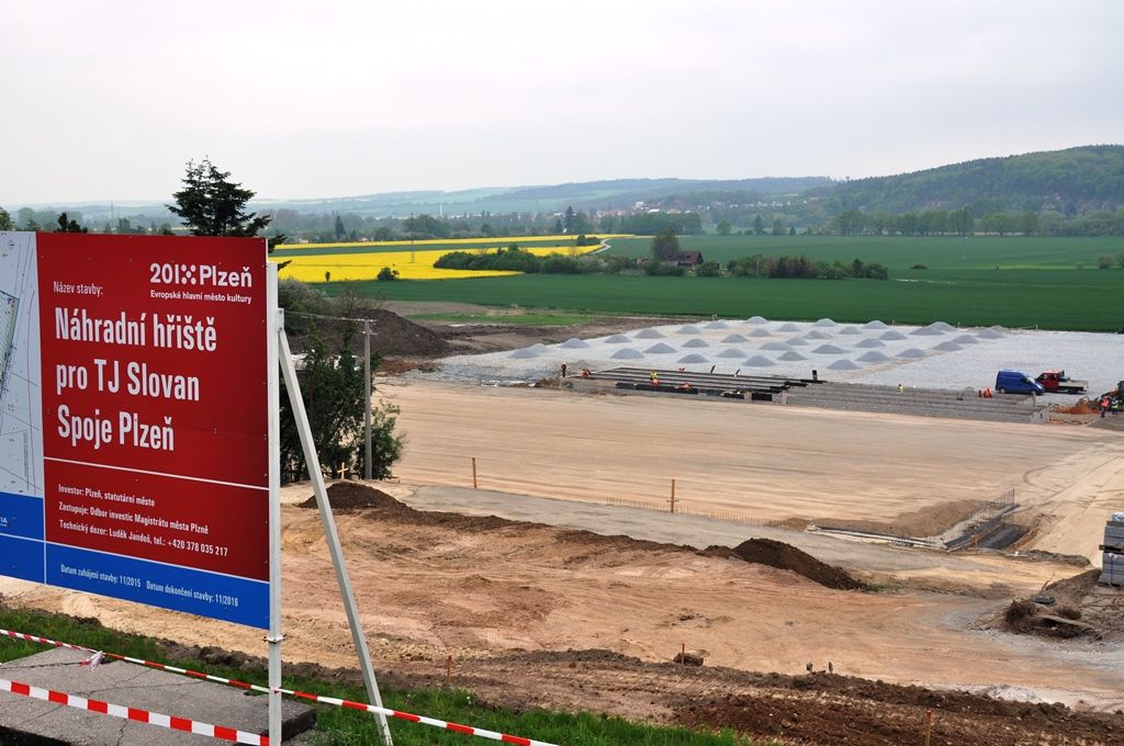 Hlavní hřiště, tréninkovou plochu i provozní objekt s kancelářemi, kabinami, šatnami a dalším zázemím včetně tribuny pro 300 lidí buduje ve Skvrňanech při výjezdu na Křimice město Plzeň. (foto: E. Kriegerová, 12.5.2016)