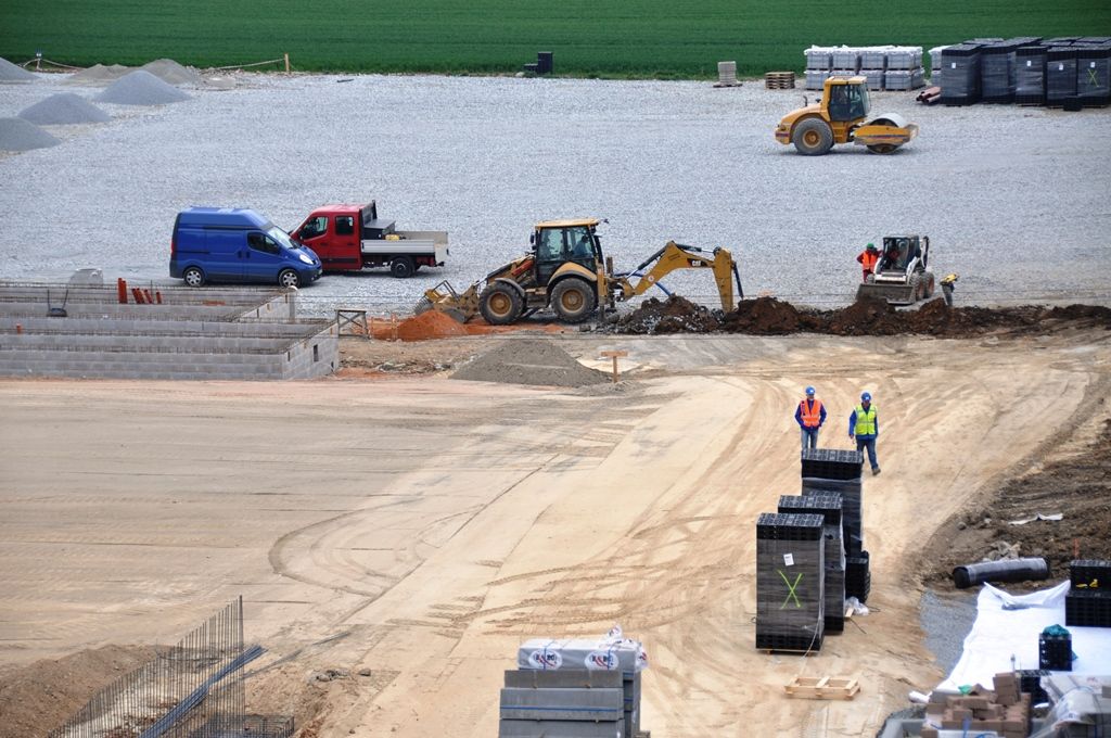Hlavní hřiště, tréninkovou plochu i provozní objekt s kancelářemi, kabinami, šatnami a dalším zázemím včetně tribuny pro 300 lidí buduje ve Skvrňanech při výjezdu na Křimice město Plzeň. (foto: E. Kriegerová, 12.5.2016)