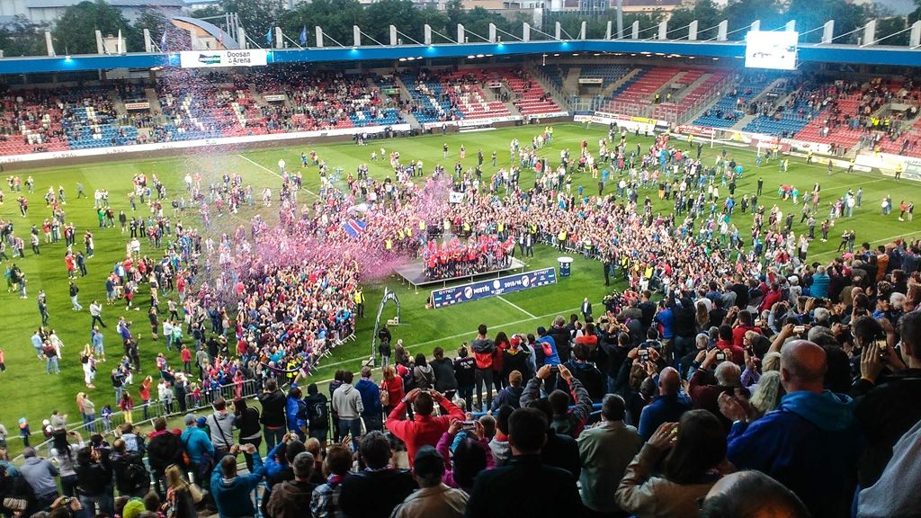 I přesto, že předposlední zápas letošní fotbalové Synot ligy mezi FC Viktoria Plzeň a FK Jablonec skončil 1:2, oslavy zisku titulu byly velkolepé. Ihned po skončení zápasu byli hráči a realizační tým dekorování medailemi a pak společně mohli nad hlavu zvednout pohár pro vítěze ligy. Další část oslav připravili Viktoriáni na náměstí Republiky, kam za svými fanoušky přijeli kolem deváté hodiny. Viktorka zde uspořádala hudební program a fanouškové od ní dostali čtyři tisíce piv. Po nekonečném nadšeném skandování a vyvolávání jednotlivých hráčů, trenérů a managementu Viktorky a společném zpívání s hudební hvězdou oslav Peterem Nagym vyvrcholily oslavy pestrým ohňostrojem. (za kvalitu fotografií z mobilu se omlouváme, 11.5.2016)