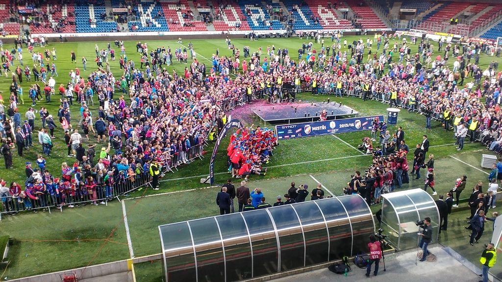 I přesto, že předposlední zápas letošní fotbalové Synot ligy mezi FC Viktoria Plzeň a FK Jablonec skončil 1:2, oslavy zisku titulu byly velkolepé. Ihned po skončení zápasu byli hráči a realizační tým dekorování medailemi a pak společně mohli nad hlavu zvednout pohár pro vítěze ligy. Další část oslav připravili Viktoriáni na náměstí Republiky, kam za svými fanoušky přijeli kolem deváté hodiny. Viktorka zde uspořádala hudební program a fanouškové od ní dostali čtyři tisíce piv. Po nekonečném nadšeném skandování a vyvolávání jednotlivých hráčů, trenérů a managementu Viktorky a společném zpívání s hudební hvězdou oslav Peterem Nagym vyvrcholily oslavy pestrým ohňostrojem. (za kvalitu fotografií z mobilu se omlouváme, 11.5.2016)