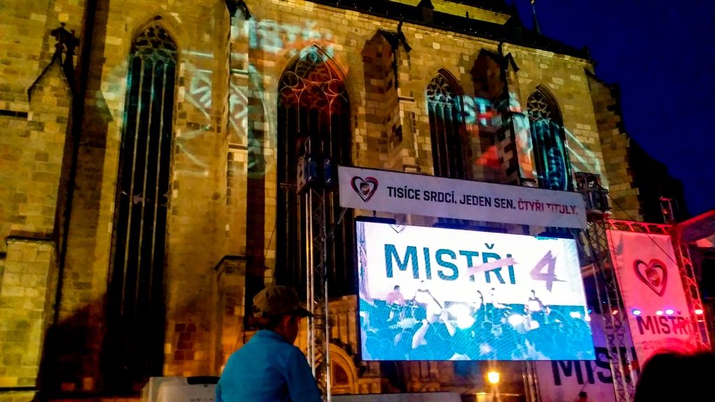 I přesto, že předposlední zápas letošní fotbalové Synot ligy mezi FC Viktoria Plzeň a FK Jablonec skončil 1:2, oslavy zisku titulu byly velkolepé. Ihned po skončení zápasu byli hráči a realizační tým dekorování medailemi a pak společně mohli nad hlavu zvednout pohár pro vítěze ligy. Další část oslav připravili Viktoriáni na náměstí Republiky, kam za svými fanoušky přijeli kolem deváté hodiny. Viktorka zde uspořádala hudební program a fanouškové od ní dostali čtyři tisíce piv. Po nekonečném nadšeném skandování a vyvolávání jednotlivých hráčů, trenérů a managementu Viktorky a společném zpívání s hudební hvězdou oslav Peterem Nagym vyvrcholily oslavy pestrým ohňostrojem. (za kvalitu fotografií z mobilu se omlouváme, 11.5.2016)