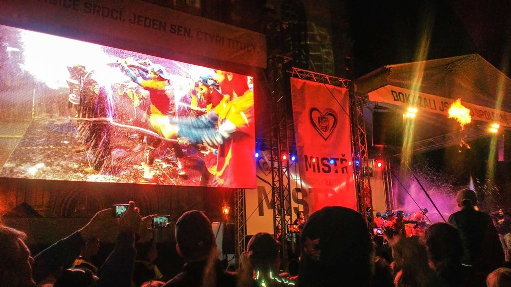 I přesto, že předposlední zápas letošní fotbalové Synot ligy mezi FC Viktoria Plzeň a FK Jablonec skončil 1:2, oslavy zisku titulu byly velkolepé. Ihned po skončení zápasu byli hráči a realizační tým dekorování medailemi a pak společně mohli nad hlavu zvednout pohár pro vítěze ligy. Další část oslav připravili Viktoriáni na náměstí Republiky, kam za svými fanoušky přijeli kolem deváté hodiny. Viktorka zde uspořádala hudební program a fanouškové od ní dostali čtyři tisíce piv. Po nekonečném nadšeném skandování a vyvolávání jednotlivých hráčů, trenérů a managementu Viktorky a společném zpívání s hudební hvězdou oslav Peterem Nagym vyvrcholily oslavy pestrým ohňostrojem. (za kvalitu fotografií z mobilu se omlouváme, 11.5.2016)