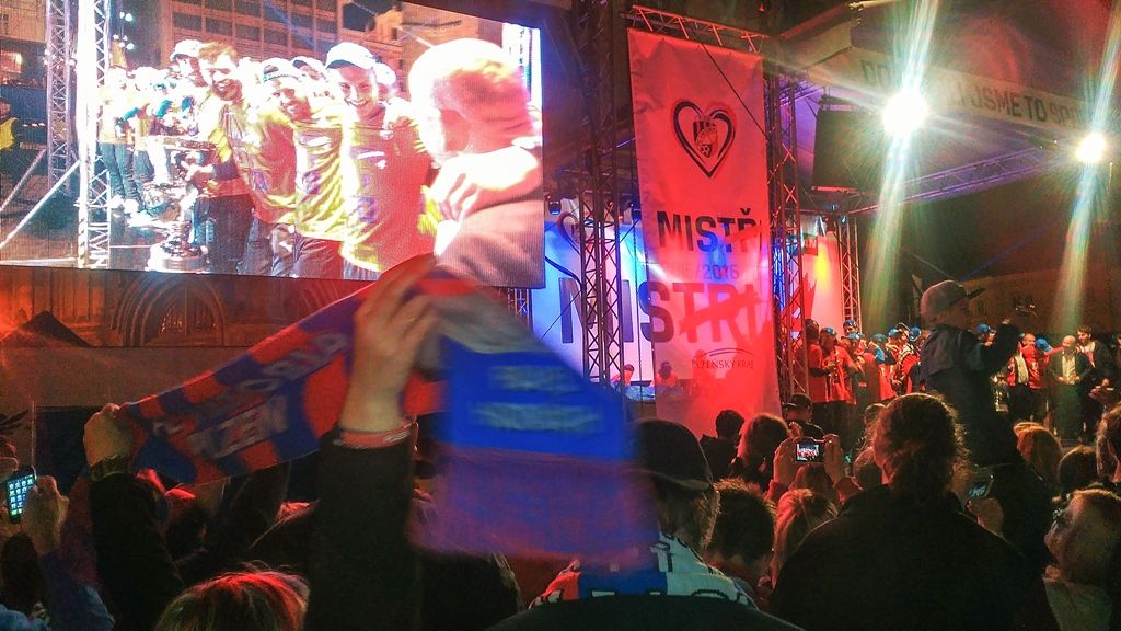 I přesto, že předposlední zápas letošní fotbalové Synot ligy mezi FC Viktoria Plzeň a FK Jablonec skončil 1:2, oslavy zisku titulu byly velkolepé. Ihned po skončení zápasu byli hráči a realizační tým dekorování medailemi a pak společně mohli nad hlavu zvednout pohár pro vítěze ligy. Další část oslav připravili Viktoriáni na náměstí Republiky, kam za svými fanoušky přijeli kolem deváté hodiny. Viktorka zde uspořádala hudební program a fanouškové od ní dostali čtyři tisíce piv. Po nekonečném nadšeném skandování a vyvolávání jednotlivých hráčů, trenérů a managementu Viktorky a společném zpívání s hudební hvězdou oslav Peterem Nagym vyvrcholily oslavy pestrým ohňostrojem. (za kvalitu fotografií z mobilu se omlouváme, 11.5.2016)