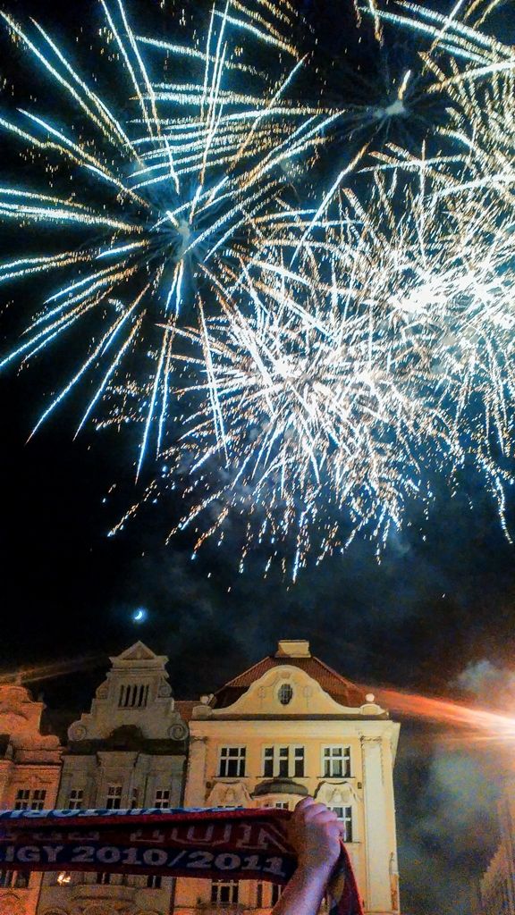 I přesto, že předposlední zápas letošní fotbalové Synot ligy mezi FC Viktoria Plzeň a FK Jablonec skončil 1:2, oslavy zisku titulu byly velkolepé. Ihned po skončení zápasu byli hráči a realizační tým dekorování medailemi a pak společně mohli nad hlavu zvednout pohár pro vítěze ligy. Další část oslav připravili Viktoriáni na náměstí Republiky, kam za svými fanoušky přijeli kolem deváté hodiny. Viktorka zde uspořádala hudební program a fanouškové od ní dostali čtyři tisíce piv. Po nekonečném nadšeném skandování a vyvolávání jednotlivých hráčů, trenérů a managementu Viktorky a společném zpívání s hudební hvězdou oslav Peterem Nagym vyvrcholily oslavy pestrým ohňostrojem. (za kvalitu fotografií z mobilu se omlouváme, 11.5.2016)