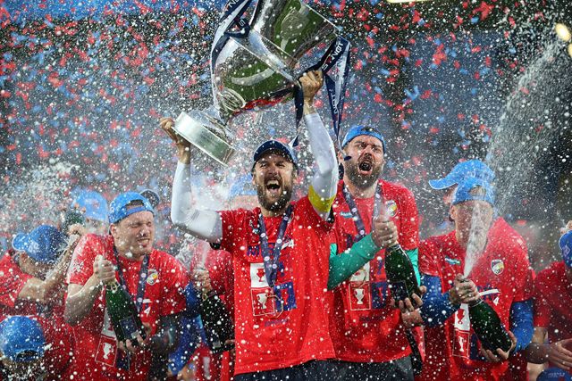 Plzeňská Viktoria je mistrem fotbalové ligy, oslavy s fanoušky byly bouřlivé