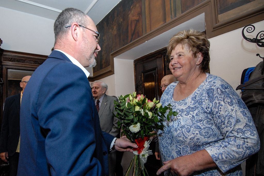 Plzeňské volejbalové legendy, bývalé členy olympijského týmu Stanislava Šnebergera a Věru Štruncovou, přijal dnes (13.5.2016) na radnici primátor Plzně Martin Zrzavecký. U příležitosti jejich životního jubilea, kdy Stanislav Šneberger oslavil 7. května 90. narozeniny a Věra Štruncová 1. března 70. narozeniny, jim poděkoval jménem města za úspěchy i celoživotní práci pro volejbalový sport. Setkání se zúčastnili i předseda Nadačního fondu západočeských olympioniků Vladimír Jarý, předseda Plzeňského krajského volejbalového svazu Pavel Zeman a místostarostka Městského obvodu Plzeň 1 Ivana Mádlová, která je taktéž bývalou volejbalistkou.