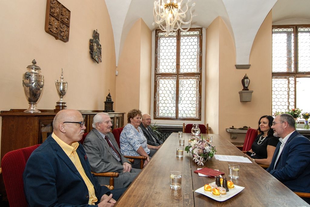 Plzeňské volejbalové legendy, bývalé členy olympijského týmu Stanislava Šnebergera a Věru Štruncovou, přijal dnes (13.5.2016) na radnici primátor Plzně Martin Zrzavecký. U příležitosti jejich životního jubilea, kdy Stanislav Šneberger oslavil 7. května 90. narozeniny a Věra Štruncová 1. března 70. narozeniny, jim poděkoval jménem města za úspěchy i celoživotní práci pro volejbalový sport. Setkání se zúčastnili i předseda Nadačního fondu západočeských olympioniků Vladimír Jarý, předseda Plzeňského krajského volejbalového svazu Pavel Zeman a místostarostka Městského obvodu Plzeň 1 Ivana Mádlová, která je taktéž bývalou volejbalistkou.
