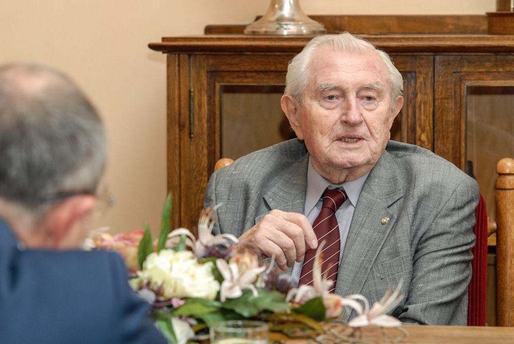 Plzeňské volejbalové legendy, bývalé členy olympijského týmu Stanislava Šnebergera a Věru Štruncovou, přijal dnes (13.5.2016) na radnici primátor Plzně Martin Zrzavecký. U příležitosti jejich životního jubilea, kdy Stanislav Šneberger oslavil 7. května 90. narozeniny a Věra Štruncová 1. března 70. narozeniny, jim poděkoval jménem města za úspěchy i celoživotní práci pro volejbalový sport. Setkání se zúčastnili i předseda Nadačního fondu západočeských olympioniků Vladimír Jarý, předseda Plzeňského krajského volejbalového svazu Pavel Zeman a místostarostka Městského obvodu Plzeň 1 Ivana Mádlová, která je taktéž bývalou volejbalistkou.