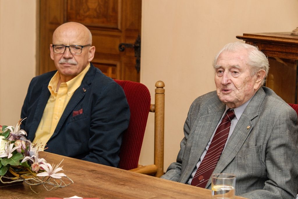 Plzeňské volejbalové legendy, bývalé členy olympijského týmu Stanislava Šnebergera a Věru Štruncovou, přijal dnes (13.5.2016) na radnici primátor Plzně Martin Zrzavecký. U příležitosti jejich životního jubilea, kdy Stanislav Šneberger oslavil 7. května 90. narozeniny a Věra Štruncová 1. března 70. narozeniny, jim poděkoval jménem města za úspěchy i celoživotní práci pro volejbalový sport. Setkání se zúčastnili i předseda Nadačního fondu západočeských olympioniků Vladimír Jarý, předseda Plzeňského krajského volejbalového svazu Pavel Zeman a místostarostka Městského obvodu Plzeň 1 Ivana Mádlová, která je taktéž bývalou volejbalistkou.