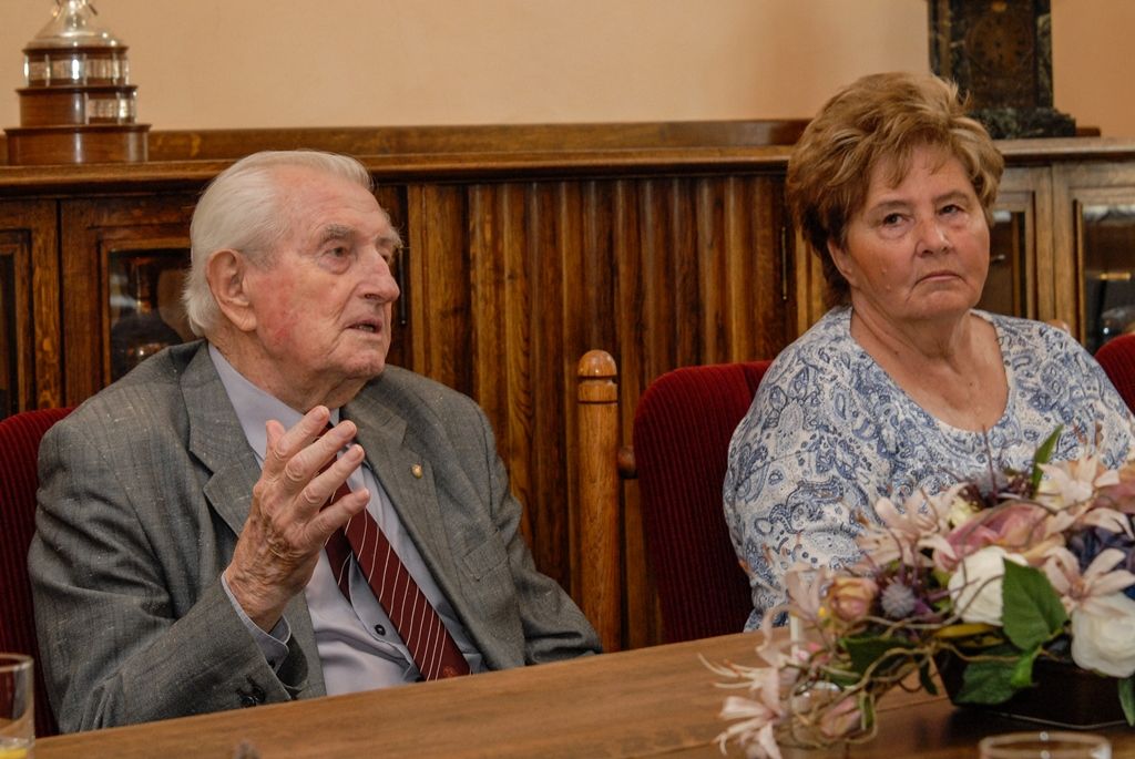 Plzeňské volejbalové legendy, bývalé členy olympijského týmu Stanislava Šnebergera a Věru Štruncovou, přijal dnes (13.5.2016) na radnici primátor Plzně Martin Zrzavecký. U příležitosti jejich životního jubilea, kdy Stanislav Šneberger oslavil 7. května 90. narozeniny a Věra Štruncová 1. března 70. narozeniny, jim poděkoval jménem města za úspěchy i celoživotní práci pro volejbalový sport. Setkání se zúčastnili i předseda Nadačního fondu západočeských olympioniků Vladimír Jarý, předseda Plzeňského krajského volejbalového svazu Pavel Zeman a místostarostka Městského obvodu Plzeň 1 Ivana Mádlová, která je taktéž bývalou volejbalistkou.
