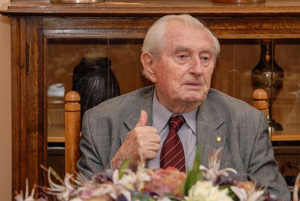 Plzeňské volejbalové legendy, bývalé členy olympijského týmu Stanislava Šnebergera a Věru Štruncovou, přijal dnes (13.5.2016) na radnici primátor Plzně Martin Zrzavecký. U příležitosti jejich životního jubilea, kdy Stanislav Šneberger oslavil 7. května 90. narozeniny a Věra Štruncová 1. března 70. narozeniny, jim poděkoval jménem města za úspěchy i celoživotní práci pro volejbalový sport. Setkání se zúčastnili i předseda Nadačního fondu západočeských olympioniků Vladimír Jarý, předseda Plzeňského krajského volejbalového svazu Pavel Zeman a místostarostka Městského obvodu Plzeň 1 Ivana Mádlová, která je taktéž bývalou volejbalistkou.