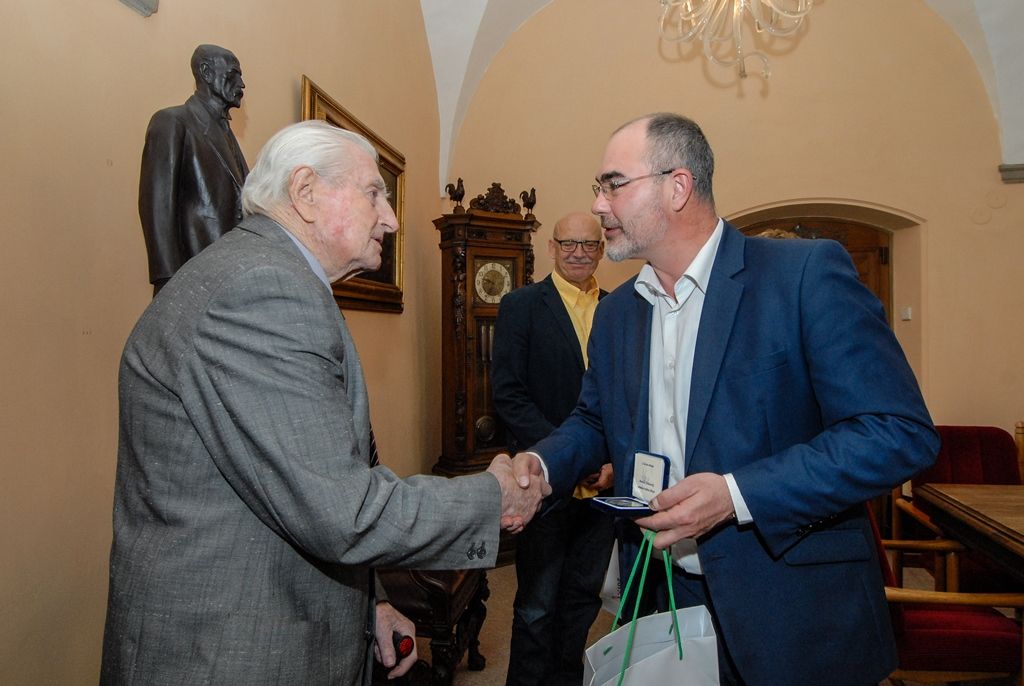 Plzeňské volejbalové legendy, bývalé členy olympijského týmu Stanislava Šnebergera a Věru Štruncovou, přijal dnes (13.5.2016) na radnici primátor Plzně Martin Zrzavecký. U příležitosti jejich životního jubilea, kdy Stanislav Šneberger oslavil 7. května 90. narozeniny a Věra Štruncová 1. března 70. narozeniny, jim poděkoval jménem města za úspěchy i celoživotní práci pro volejbalový sport. Setkání se zúčastnili i předseda Nadačního fondu západočeských olympioniků Vladimír Jarý, předseda Plzeňského krajského volejbalového svazu Pavel Zeman a místostarostka Městského obvodu Plzeň 1 Ivana Mádlová, která je taktéž bývalou volejbalistkou.