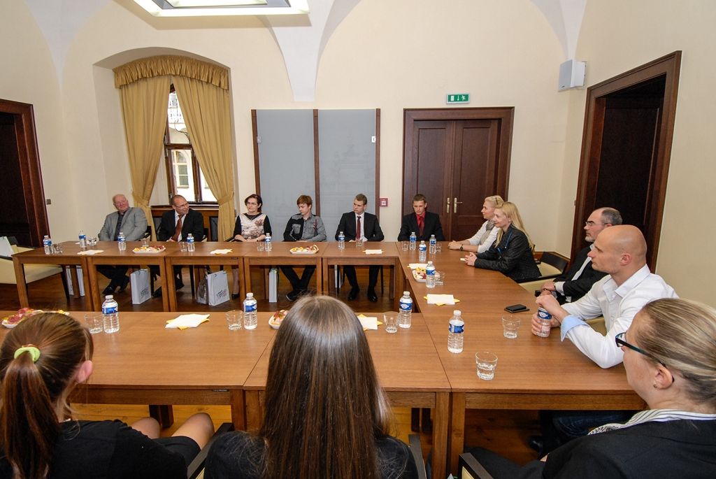 Dvě třetí, páté a šesté místo vybojovaly plzeňské týmy v letošním ročníku Sportovní ligy základních škol o Pohár ministryně školství v házené, za skvělá umístění celků a individuální tituly jim dnes poděkovali zástupci města. Na plzeňské radnici přivítali žáky, pedagogy, trenéry i ředitele z 22. ZŠ, 31. ZŠ a Bolevecké základní školy, která byla i pořadatelem dubnového finále. Setkání se zúčastnil primátor města Martin Zrzavecký, jeho náměstkyně Eva Herinková, radní Michal Dvořák a vedoucí odboru školství Dagmar Škubalová. Všichni poděkovali za skvělou reprezentaci města nejen žákům, ale i trenérům a zástupcům škol. (foto: 16.5.2016)