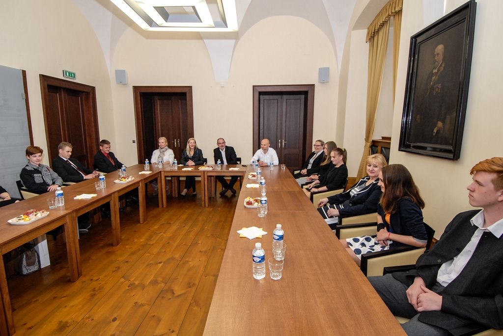 Dvě třetí, páté a šesté místo vybojovaly plzeňské týmy v letošním ročníku Sportovní ligy základních škol o Pohár ministryně školství v házené, za skvělá umístění celků a individuální tituly jim dnes poděkovali zástupci města. Na plzeňské radnici přivítali žáky, pedagogy, trenéry i ředitele z 22. ZŠ, 31. ZŠ a Bolevecké základní školy, která byla i pořadatelem dubnového finále. Setkání se zúčastnil primátor města Martin Zrzavecký, jeho náměstkyně Eva Herinková, radní Michal Dvořák a vedoucí odboru školství Dagmar Škubalová. Všichni poděkovali za skvělou reprezentaci města nejen žákům, ale i trenérům a zástupcům škol. (foto: 16.5.2016)