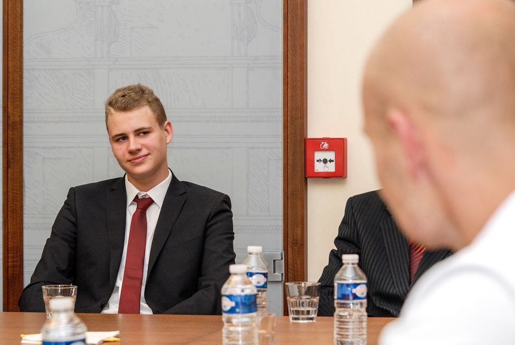 Dvě třetí, páté a šesté místo vybojovaly plzeňské týmy v letošním ročníku Sportovní ligy základních škol o Pohár ministryně školství v házené, za skvělá umístění celků a individuální tituly jim dnes poděkovali zástupci města. Na plzeňské radnici přivítali žáky, pedagogy, trenéry i ředitele z 22. ZŠ, 31. ZŠ a Bolevecké základní školy, která byla i pořadatelem dubnového finále. Setkání se zúčastnil primátor města Martin Zrzavecký, jeho náměstkyně Eva Herinková, radní Michal Dvořák a vedoucí odboru školství Dagmar Škubalová. Všichni poděkovali za skvělou reprezentaci města nejen žákům, ale i trenérům a zástupcům škol. (foto: 16.5.2016)