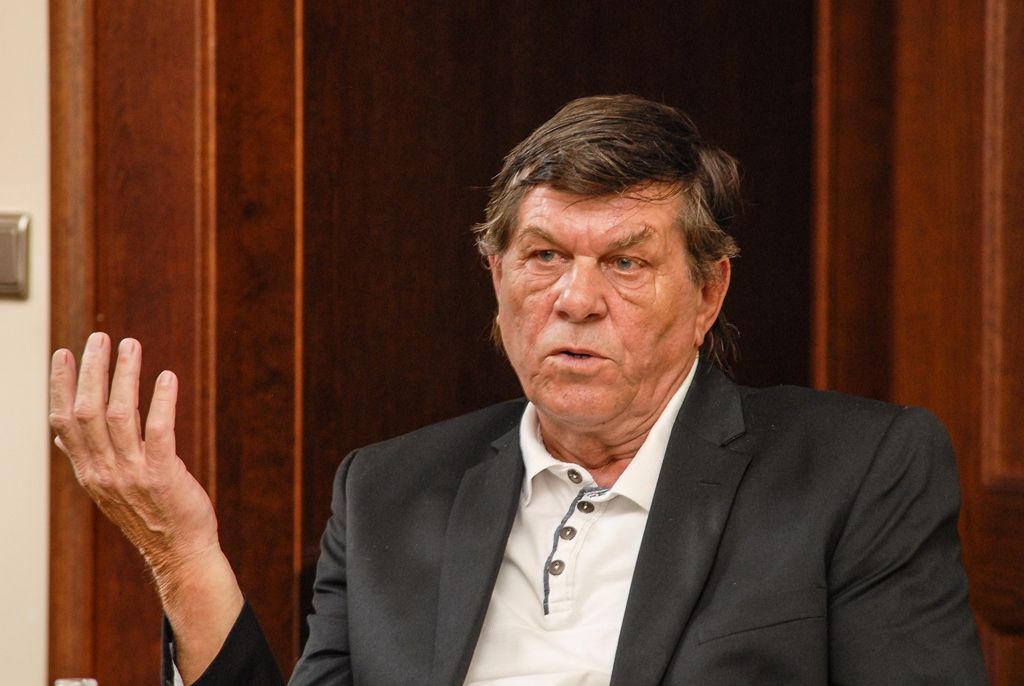 Dvě třetí, páté a šesté místo vybojovaly plzeňské týmy v letošním ročníku Sportovní ligy základních škol o Pohár ministryně školství v házené, za skvělá umístění celků a individuální tituly jim dnes poděkovali zástupci města. Na plzeňské radnici přivítali žáky, pedagogy, trenéry i ředitele z 22. ZŠ, 31. ZŠ a Bolevecké základní školy, která byla i pořadatelem dubnového finále. Setkání se zúčastnil primátor města Martin Zrzavecký, jeho náměstkyně Eva Herinková, radní Michal Dvořák a vedoucí odboru školství Dagmar Škubalová. Všichni poděkovali za skvělou reprezentaci města nejen žákům, ale i trenérům a zástupcům škol. (foto: 16.5.2016)