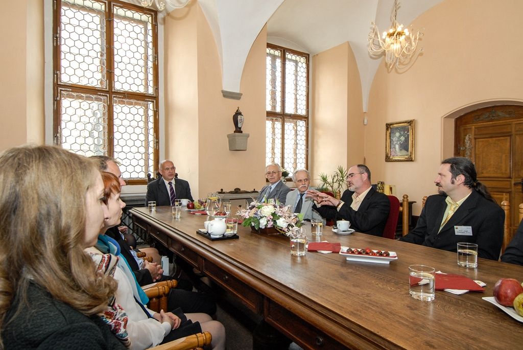 Desátý ročník Olympiády techniky Plzeň zahájili akademičtí pracovníci a studenti ze šesti států v obřadní síni plzeňské radnice. Slavnostního okamžiku se zúčastnili primátor města Martin Zrzavecký, Ladislav Čepička, prorektor Západočeské univerzity v Plzni pro studijní a pedagogickou činnost a další významní hosté. (foto: 17.5.2016)