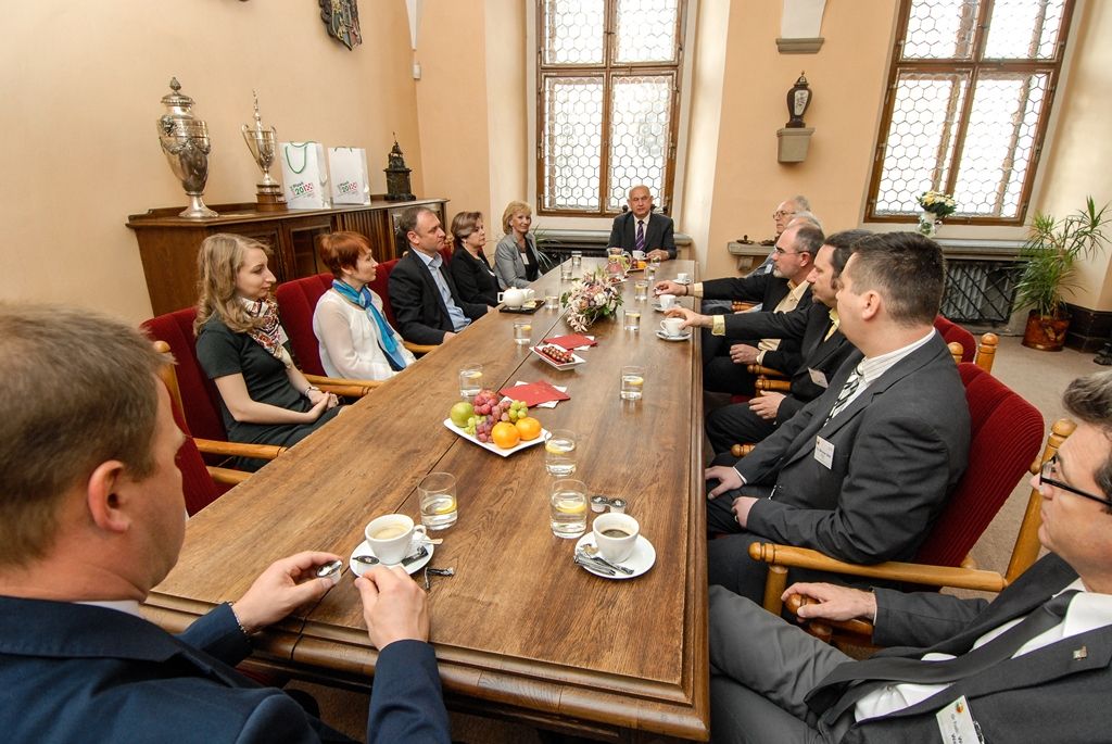 Desátý ročník Olympiády techniky Plzeň zahájili akademičtí pracovníci a studenti ze šesti států v obřadní síni plzeňské radnice. Slavnostního okamžiku se zúčastnili primátor města Martin Zrzavecký, Ladislav Čepička, prorektor Západočeské univerzity v Plzni pro studijní a pedagogickou činnost a další významní hosté. (foto: 17.5.2016)