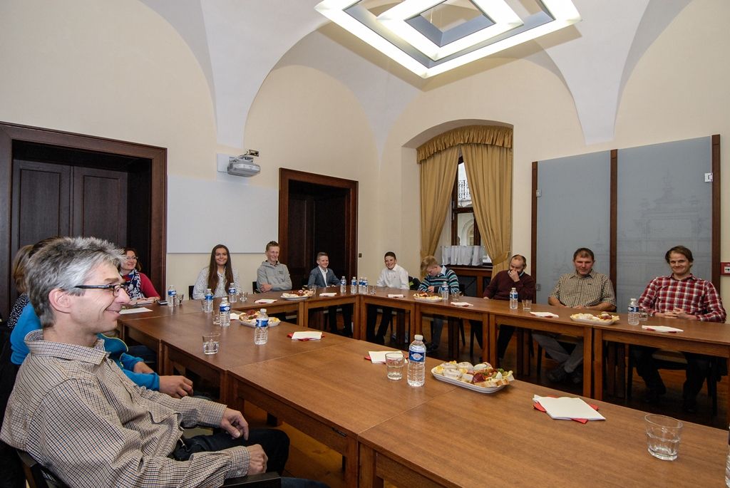 Devadesát procent svého času tráví trénováním na sjezdovkách v Německu a Rakousku, ve škole má stanoven individuální plán a za sezonu stihne i 40 závodů, přičemž poráží soupeřky, které se „na svahu narodily“. Patnáctiletou Barboru Zíkovou, jež patří mezi nejlepší lyžařky ve své věkové kategorii v Evropě, i další úspěšné plzeňské lyžaře z kategorie starších žáků přijali v úterý na radnici primátor města Martin Zrzavecký a radní Michal Dvořák, který má sport ve své gesci. O podmínkách lyžařů, o úspěších i cílech si povídali nejen s Barborou Zíkovou, ale také s mladým sjezdařem Adamem Linhartem a běžkaři Ondřejem a Štěpánem Zunovými a Martinem Kočandrlem i jejich rodiči. Přítomen byl i Robert Varga, místopředseda a člen dozorčí rady Svazu lyžařů České republiky. (foto: 17.5.2016)