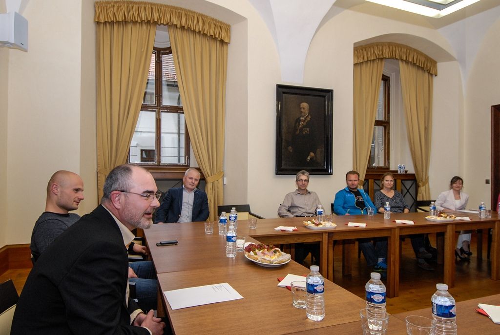 Devadesát procent svého času tráví trénováním na sjezdovkách v Německu a Rakousku, ve škole má stanoven individuální plán a za sezonu stihne i 40 závodů, přičemž poráží soupeřky, které se „na svahu narodily“. Patnáctiletou Barboru Zíkovou, jež patří mezi nejlepší lyžařky ve své věkové kategorii v Evropě, i další úspěšné plzeňské lyžaře z kategorie starších žáků přijali v úterý na radnici primátor města Martin Zrzavecký a radní Michal Dvořák, který má sport ve své gesci. O podmínkách lyžařů, o úspěších i cílech si povídali nejen s Barborou Zíkovou, ale také s mladým sjezdařem Adamem Linhartem a běžkaři Ondřejem a Štěpánem Zunovými a Martinem Kočandrlem i jejich rodiči. Přítomen byl i Robert Varga, místopředseda a člen dozorčí rady Svazu lyžařů České republiky. (foto: 17.5.2016)