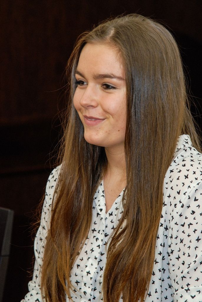 Devadesát procent svého času tráví trénováním na sjezdovkách v Německu a Rakousku, ve škole má stanoven individuální plán a za sezonu stihne i 40 závodů, přičemž poráží soupeřky, které se „na svahu narodily“. Patnáctiletou Barboru Zíkovou, jež patří mezi nejlepší lyžařky ve své věkové kategorii v Evropě, i další úspěšné plzeňské lyžaře z kategorie starších žáků přijali v úterý na radnici primátor města Martin Zrzavecký a radní Michal Dvořák, který má sport ve své gesci. O podmínkách lyžařů, o úspěších i cílech si povídali nejen s Barborou Zíkovou, ale také s mladým sjezdařem Adamem Linhartem a běžkaři Ondřejem a Štěpánem Zunovými a Martinem Kočandrlem i jejich rodiči. Přítomen byl i Robert Varga, místopředseda a člen dozorčí rady Svazu lyžařů České republiky. (foto: 17.5.2016)