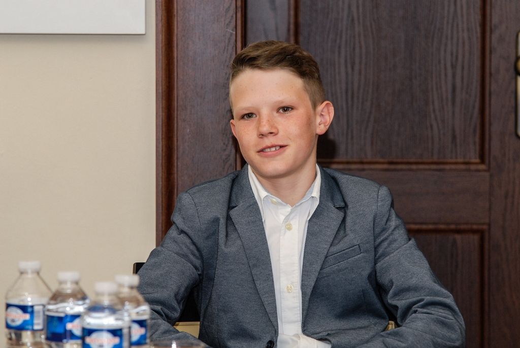Devadesát procent svého času tráví trénováním na sjezdovkách v Německu a Rakousku, ve škole má stanoven individuální plán a za sezonu stihne i 40 závodů, přičemž poráží soupeřky, které se „na svahu narodily“. Patnáctiletou Barboru Zíkovou, jež patří mezi nejlepší lyžařky ve své věkové kategorii v Evropě, i další úspěšné plzeňské lyžaře z kategorie starších žáků přijali v úterý na radnici primátor města Martin Zrzavecký a radní Michal Dvořák, který má sport ve své gesci. O podmínkách lyžařů, o úspěších i cílech si povídali nejen s Barborou Zíkovou, ale také s mladým sjezdařem Adamem Linhartem a běžkaři Ondřejem a Štěpánem Zunovými a Martinem Kočandrlem i jejich rodiči. Přítomen byl i Robert Varga, místopředseda a člen dozorčí rady Svazu lyžařů České republiky. (foto: 17.5.2016)