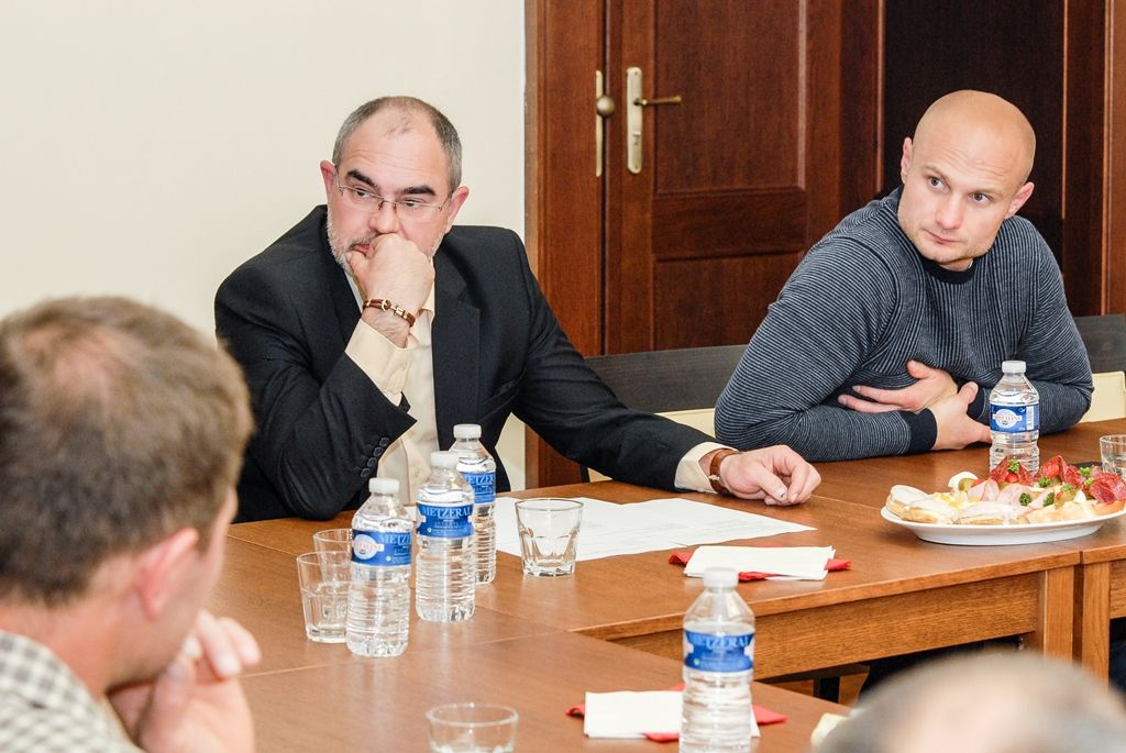 Devadesát procent svého času tráví trénováním na sjezdovkách v Německu a Rakousku, ve škole má stanoven individuální plán a za sezonu stihne i 40 závodů, přičemž poráží soupeřky, které se „na svahu narodily“. Patnáctiletou Barboru Zíkovou, jež patří mezi nejlepší lyžařky ve své věkové kategorii v Evropě, i další úspěšné plzeňské lyžaře z kategorie starších žáků přijali v úterý na radnici primátor města Martin Zrzavecký a radní Michal Dvořák, který má sport ve své gesci. O podmínkách lyžařů, o úspěších i cílech si povídali nejen s Barborou Zíkovou, ale také s mladým sjezdařem Adamem Linhartem a běžkaři Ondřejem a Štěpánem Zunovými a Martinem Kočandrlem i jejich rodiči. Přítomen byl i Robert Varga, místopředseda a člen dozorčí rady Svazu lyžařů České republiky. (foto: 17.5.2016)