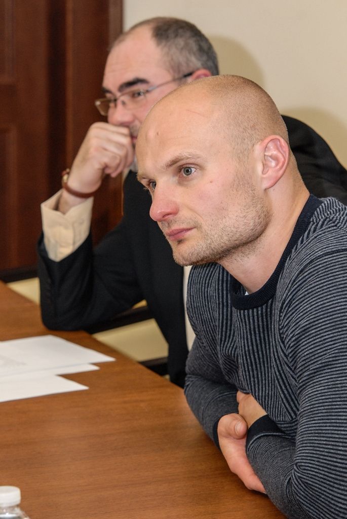 Devadesát procent svého času tráví trénováním na sjezdovkách v Německu a Rakousku, ve škole má stanoven individuální plán a za sezonu stihne i 40 závodů, přičemž poráží soupeřky, které se „na svahu narodily“. Patnáctiletou Barboru Zíkovou, jež patří mezi nejlepší lyžařky ve své věkové kategorii v Evropě, i další úspěšné plzeňské lyžaře z kategorie starších žáků přijali v úterý na radnici primátor města Martin Zrzavecký a radní Michal Dvořák, který má sport ve své gesci. O podmínkách lyžařů, o úspěších i cílech si povídali nejen s Barborou Zíkovou, ale také s mladým sjezdařem Adamem Linhartem a běžkaři Ondřejem a Štěpánem Zunovými a Martinem Kočandrlem i jejich rodiči. Přítomen byl i Robert Varga, místopředseda a člen dozorčí rady Svazu lyžařů České republiky. (foto: 17.5.2016)