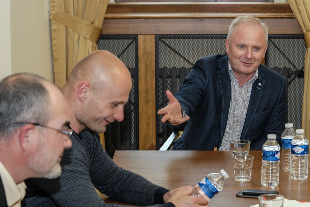 Devadesát procent svého času tráví trénováním na sjezdovkách v Německu a Rakousku, ve škole má stanoven individuální plán a za sezonu stihne i 40 závodů, přičemž poráží soupeřky, které se „na svahu narodily“. Patnáctiletou Barboru Zíkovou, jež patří mezi nejlepší lyžařky ve své věkové kategorii v Evropě, i další úspěšné plzeňské lyžaře z kategorie starších žáků přijali v úterý na radnici primátor města Martin Zrzavecký a radní Michal Dvořák, který má sport ve své gesci. O podmínkách lyžařů, o úspěších i cílech si povídali nejen s Barborou Zíkovou, ale také s mladým sjezdařem Adamem Linhartem a běžkaři Ondřejem a Štěpánem Zunovými a Martinem Kočandrlem i jejich rodiči. Přítomen byl i Robert Varga, místopředseda a člen dozorčí rady Svazu lyžařů České republiky. (foto: 17.5.2016)