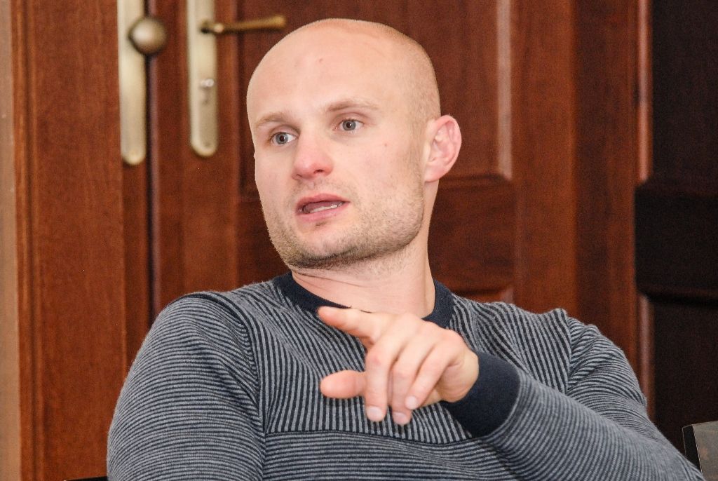 Devadesát procent svého času tráví trénováním na sjezdovkách v Německu a Rakousku, ve škole má stanoven individuální plán a za sezonu stihne i 40 závodů, přičemž poráží soupeřky, které se „na svahu narodily“. Patnáctiletou Barboru Zíkovou, jež patří mezi nejlepší lyžařky ve své věkové kategorii v Evropě, i další úspěšné plzeňské lyžaře z kategorie starších žáků přijali v úterý na radnici primátor města Martin Zrzavecký a radní Michal Dvořák, který má sport ve své gesci. O podmínkách lyžařů, o úspěších i cílech si povídali nejen s Barborou Zíkovou, ale také s mladým sjezdařem Adamem Linhartem a běžkaři Ondřejem a Štěpánem Zunovými a Martinem Kočandrlem i jejich rodiči. Přítomen byl i Robert Varga, místopředseda a člen dozorčí rady Svazu lyžařů České republiky. (foto: 17.5.2016)