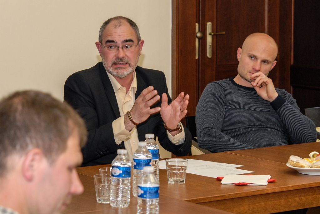 Devadesát procent svého času tráví trénováním na sjezdovkách v Německu a Rakousku, ve škole má stanoven individuální plán a za sezonu stihne i 40 závodů, přičemž poráží soupeřky, které se „na svahu narodily“. Patnáctiletou Barboru Zíkovou, jež patří mezi nejlepší lyžařky ve své věkové kategorii v Evropě, i další úspěšné plzeňské lyžaře z kategorie starších žáků přijali v úterý na radnici primátor města Martin Zrzavecký a radní Michal Dvořák, který má sport ve své gesci. O podmínkách lyžařů, o úspěších i cílech si povídali nejen s Barborou Zíkovou, ale také s mladým sjezdařem Adamem Linhartem a běžkaři Ondřejem a Štěpánem Zunovými a Martinem Kočandrlem i jejich rodiči. Přítomen byl i Robert Varga, místopředseda a člen dozorčí rady Svazu lyžařů České republiky. (foto: 17.5.2016)