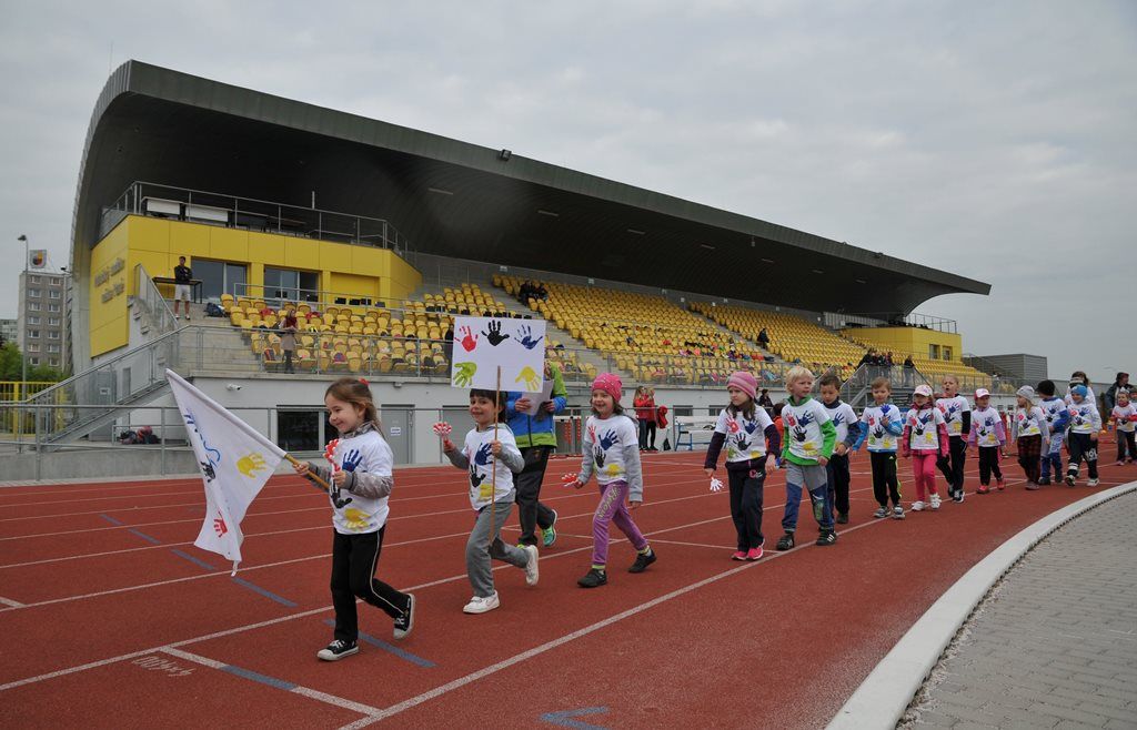 Největší sportovní akci určenou pro plzeňské mateřské školy si dnes užily děti na Atletickém stadionu města Plzně. Malí sportovci z 16 mateřinek zažili atmosféru velkých soutěží, síly změřili ve čtyřech individuálních disciplínách a jedné týmové soutěži. Absolutním vítězem se stala 91. mateřská škola, druhé místo vybojovala 90. a třetí 54. mateřská škola. (foto: M. Černý / M. Pecuch, 18.5.2016)